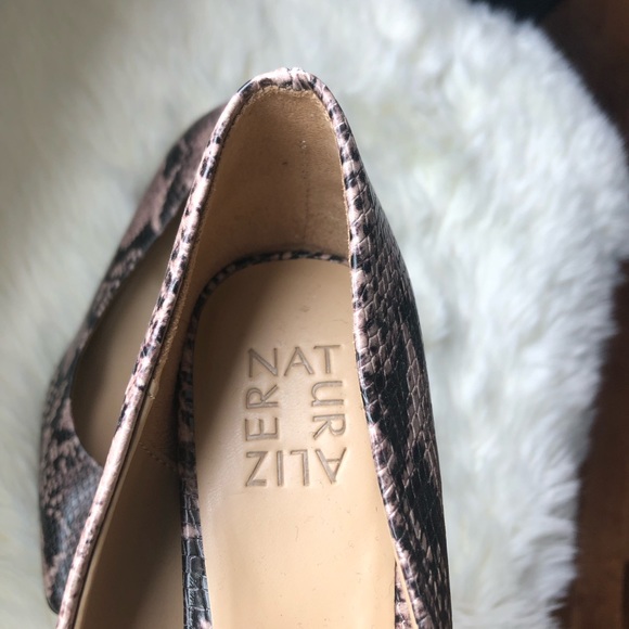 Pink/black snakeskin pattern Naturalizer brand shoe. Block heel. - Picture 6 of 8